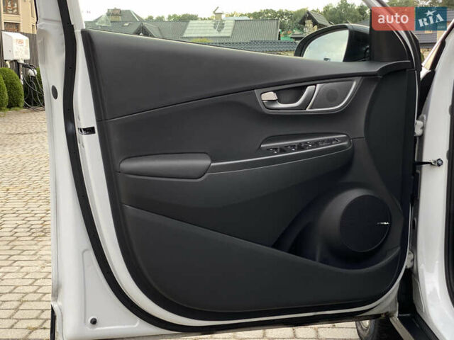 Білий Хендай Kona Electric, об'ємом двигуна 0 л та пробігом 68 тис. км за 19699 $, фото 26 на Automoto.ua