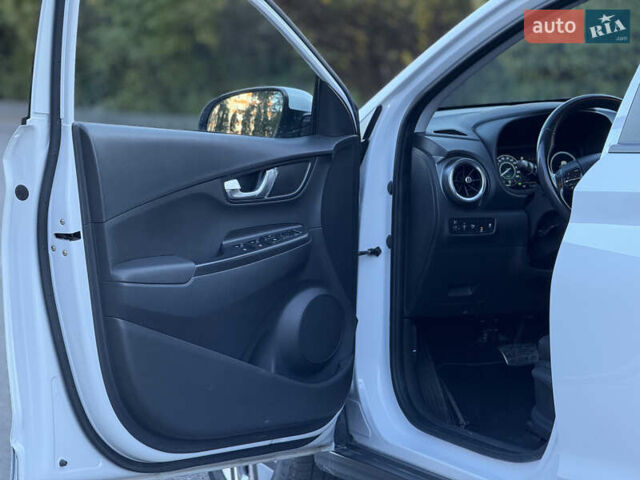 Белый Хендай Kona Electric, объемом двигателя 0 л и пробегом 80 тыс. км за 16900 $, фото 35 на Automoto.ua