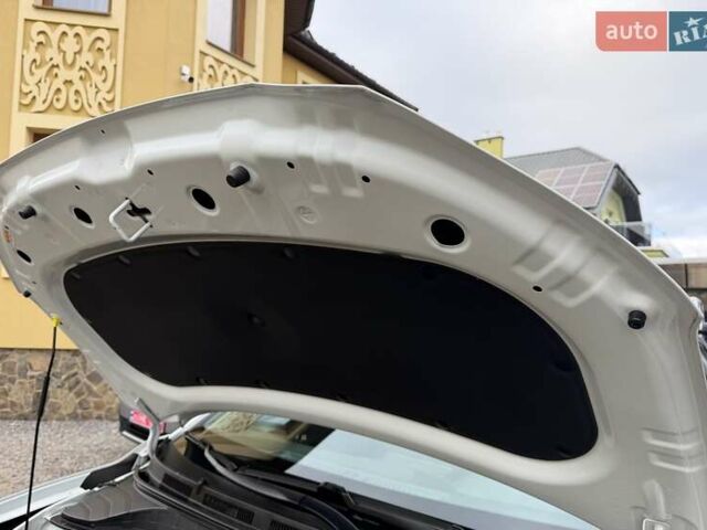 Білий Хендай Kona Electric, об'ємом двигуна 0 л та пробігом 64 тис. км за 14950 $, фото 59 на Automoto.ua