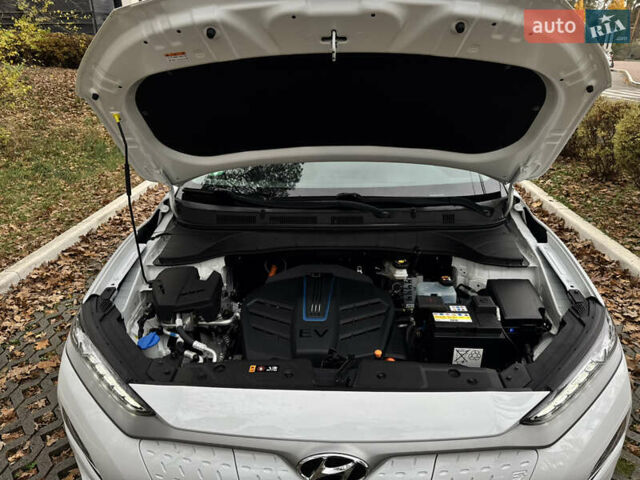 Белый Хендай Kona Electric, объемом двигателя 0 л и пробегом 58 тыс. км за 17499 $, фото 62 на Automoto.ua