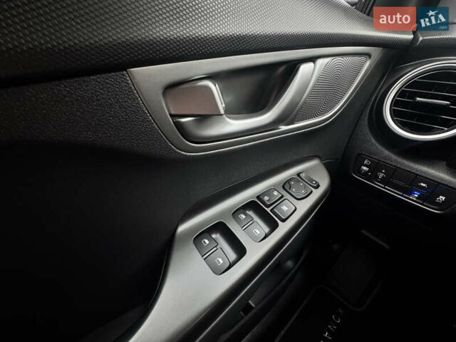 Белый Хендай Kona Electric, объемом двигателя 0 л и пробегом 59 тыс. км за 16900 $, фото 49 на Automoto.ua