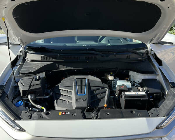 Белый Хендай Kona Electric, объемом двигателя 0 л и пробегом 88 тыс. км за 17900 $, фото 17 на Automoto.ua