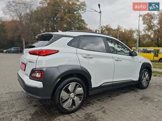 Білий Хендай Kona Electric, об'ємом двигуна 0 л та пробігом 78 тис. км за 17900 $, фото 7 на Automoto.ua