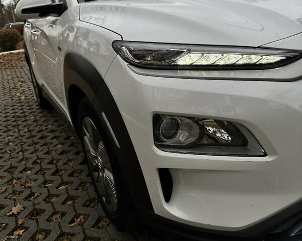 Белый Хендай Kona Electric, объемом двигателя 0 л и пробегом 58 тыс. км за 17499 $, фото 19 на Automoto.ua