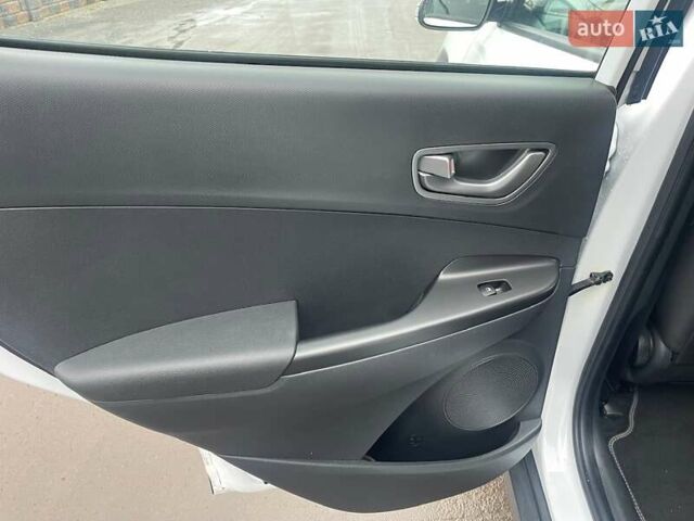 Білий Хендай Kona Electric, об'ємом двигуна 0 л та пробігом 158 тис. км за 16500 $, фото 19 на Automoto.ua