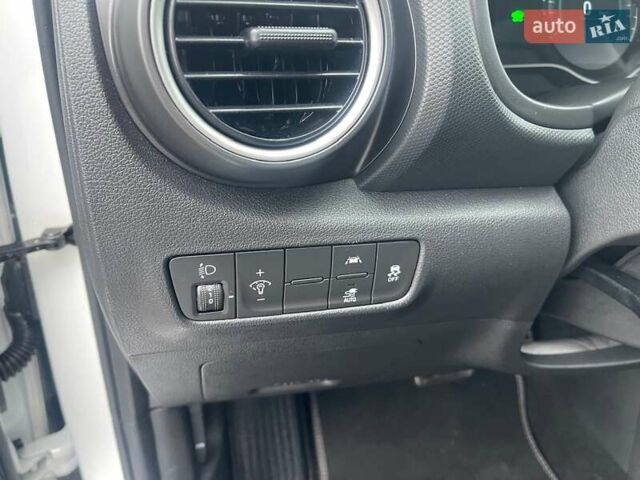 Білий Хендай Kona Electric, об'ємом двигуна 0 л та пробігом 158 тис. км за 16500 $, фото 17 на Automoto.ua