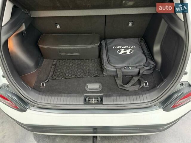 Белый Хендай Kona Electric, объемом двигателя 0 л и пробегом 92 тыс. км за 18983 $, фото 36 на Automoto.ua