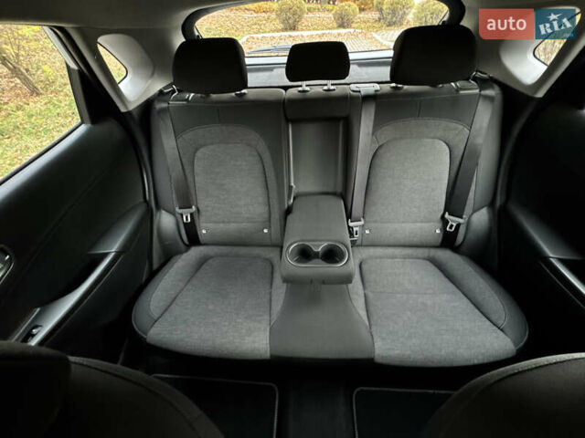 Белый Хендай Kona Electric, объемом двигателя 0 л и пробегом 58 тыс. км за 17499 $, фото 35 на Automoto.ua