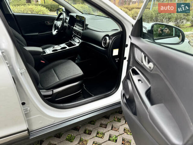 Белый Хендай Kona Electric, объемом двигателя 0 л и пробегом 103 тыс. км за 17999 $, фото 73 на Automoto.ua