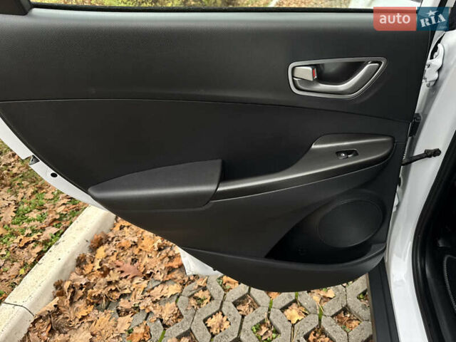 Белый Хендай Kona Electric, объемом двигателя 0 л и пробегом 58 тыс. км за 17499 $, фото 60 на Automoto.ua