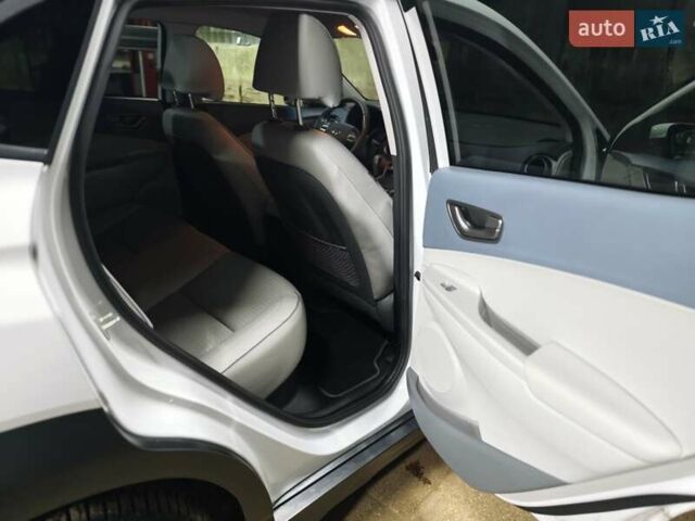 Білий Хендай Kona Electric, об'ємом двигуна 0 л та пробігом 78 тис. км за 17900 $, фото 28 на Automoto.ua