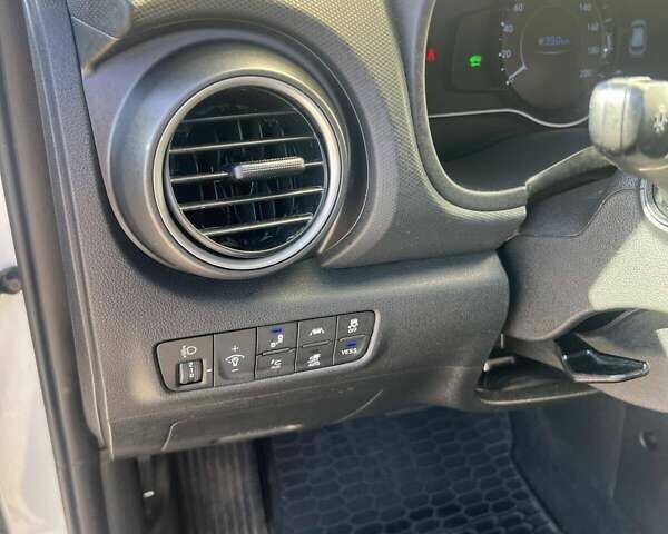 Белый Хендай Kona Electric, объемом двигателя 0 л и пробегом 139 тыс. км за 17000 $, фото 2 на Automoto.ua