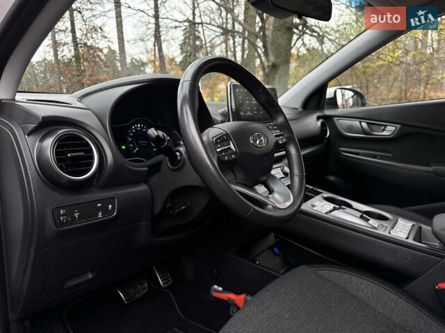Белый Хендай Kona Electric, объемом двигателя 0 л и пробегом 58 тыс. км за 17499 $, фото 27 на Automoto.ua