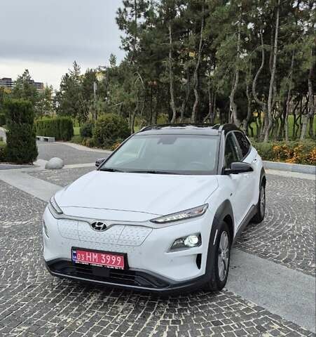 Белый Хендай Kona Electric, объемом двигателя 0 л и пробегом 82 тыс. км за 20437 $, фото 2 на Automoto.ua