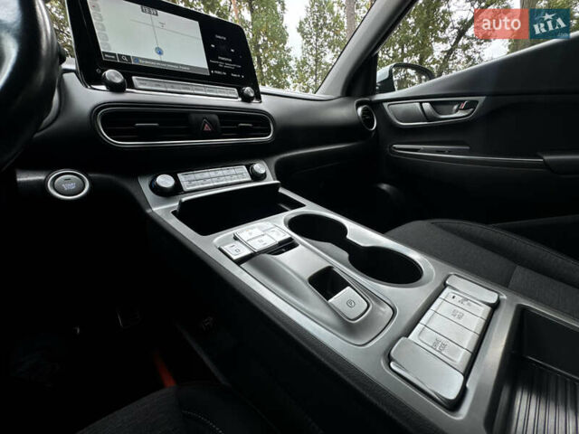 Белый Хендай Kona Electric, объемом двигателя 0 л и пробегом 103 тыс. км за 17999 $, фото 105 на Automoto.ua