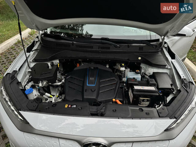 Белый Хендай Kona Electric, объемом двигателя 0 л и пробегом 103 тыс. км за 17999 $, фото 80 на Automoto.ua
