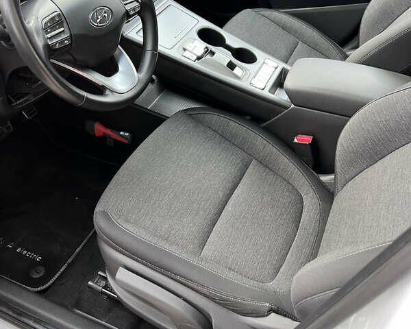 Белый Хендай Kona Electric, объемом двигателя 0 л и пробегом 136 тыс. км за 16950 $, фото 8 на Automoto.ua