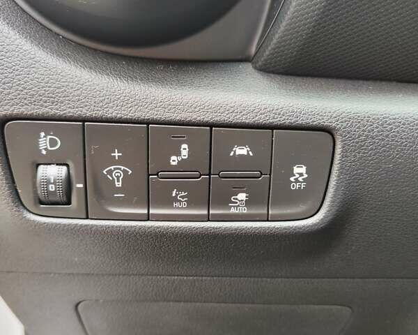 Белый Хендай Kona Electric, объемом двигателя 0 л и пробегом 65 тыс. км за 18700 $, фото 12 на Automoto.ua