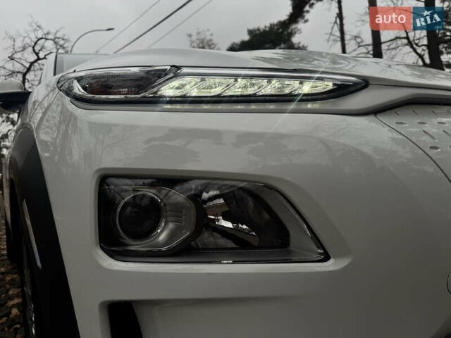 Білий Хендай Kona Electric, об'ємом двигуна 0 л та пробігом 59 тис. км за 17499 $, фото 60 на Automoto.ua