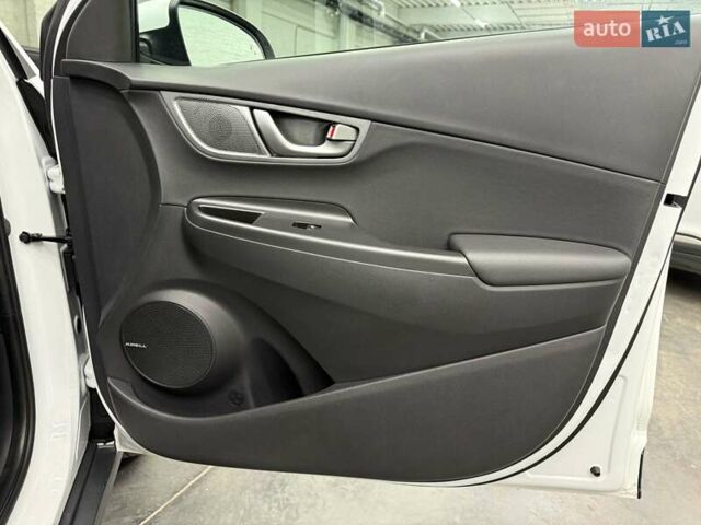 Белый Хендай Kona Electric, объемом двигателя 0 л и пробегом 92 тыс. км за 18983 $, фото 33 на Automoto.ua