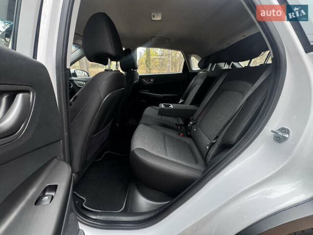 Білий Хендай Kona Electric, об'ємом двигуна 0 л та пробігом 59 тис. км за 17499 $, фото 56 на Automoto.ua