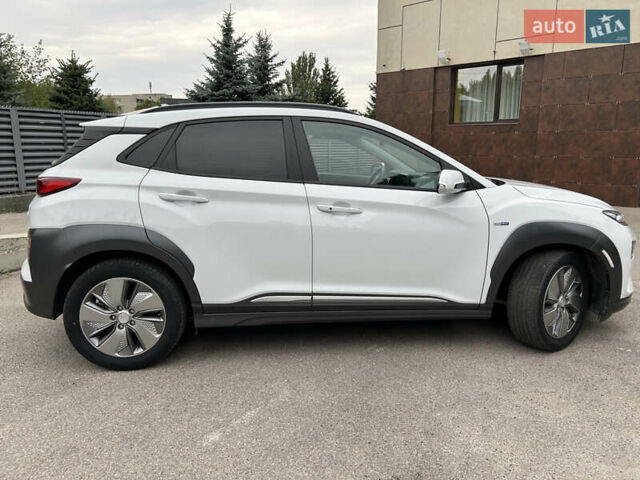 Білий Хендай Kona Electric, об'ємом двигуна 0 л та пробігом 56 тис. км за 14900 $, фото 4 на Automoto.ua