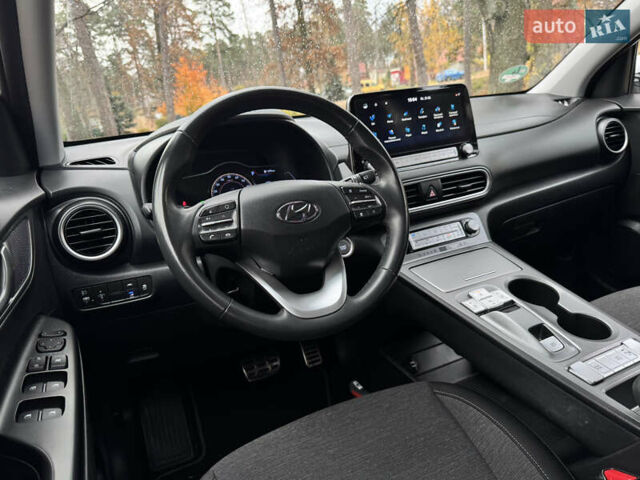 Белый Хендай Kona Electric, объемом двигателя 0 л и пробегом 58 тыс. км за 17499 $, фото 84 на Automoto.ua