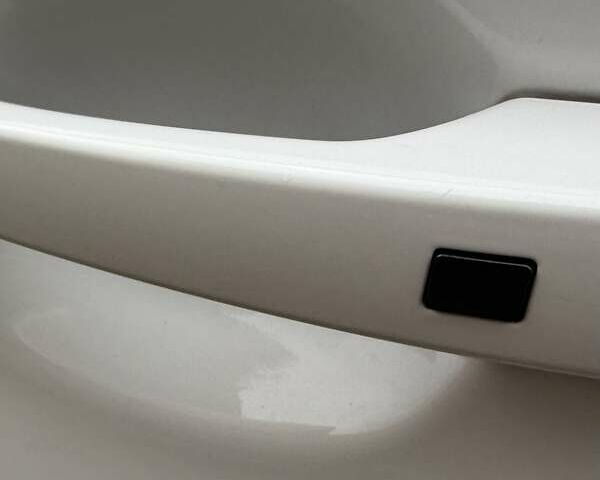 Білий Хендай Kona Electric, об'ємом двигуна 0 л та пробігом 64 тис. км за 14950 $, фото 52 на Automoto.ua