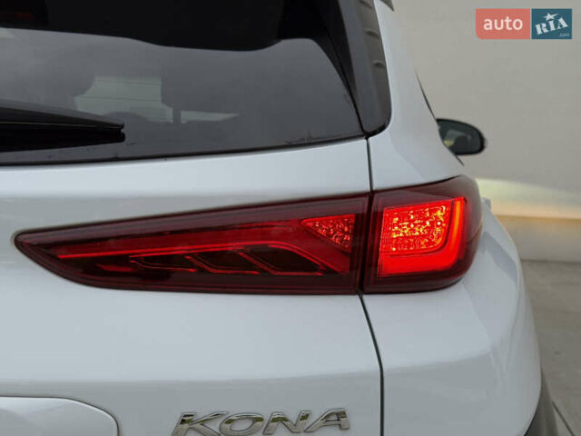 Белый Хендай Kona Electric, объемом двигателя 0 л и пробегом 96 тыс. км за 19500 $, фото 18 на Automoto.ua