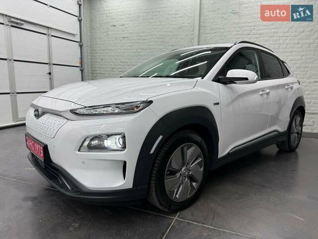 Белый Хендай Kona Electric, объемом двигателя 0 л и пробегом 92 тыс. км за 18983 $, фото 2 на Automoto.ua