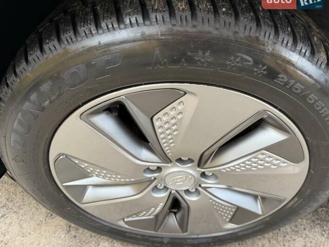 Білий Хендай Kona Electric, об'ємом двигуна 0 л та пробігом 64 тис. км за 14950 $, фото 55 на Automoto.ua