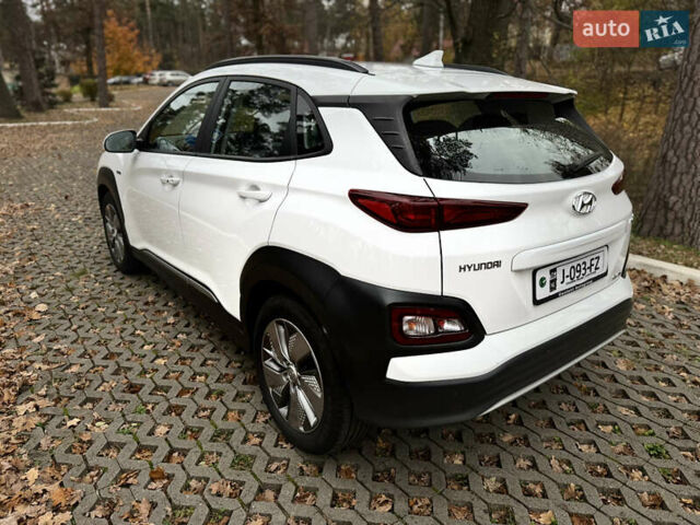 Белый Хендай Kona Electric, объемом двигателя 0 л и пробегом 58 тыс. км за 17499 $, фото 10 на Automoto.ua