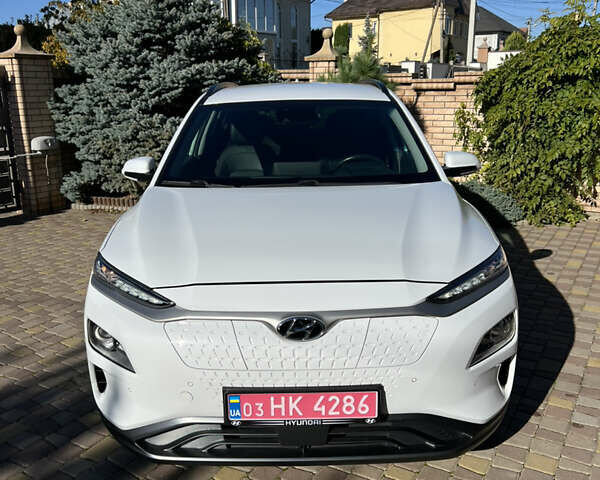 Белый Хендай Kona Electric, объемом двигателя 0 л и пробегом 88 тыс. км за 17900 $, фото 2 на Automoto.ua