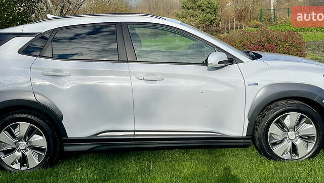 Белый Хендай Kona Electric, объемом двигателя 0 л и пробегом 115 тыс. км за 16900 $, фото 39 на Automoto.ua