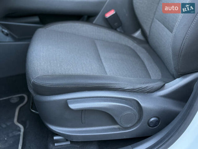 Белый Хендай Kona Electric, объемом двигателя 0 л и пробегом 80 тыс. км за 16900 $, фото 26 на Automoto.ua