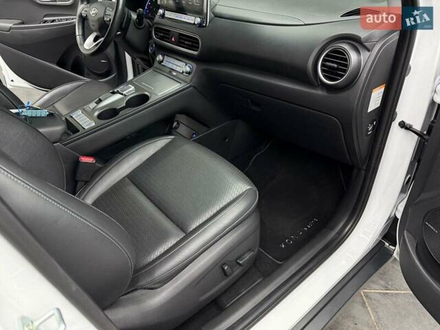 Белый Хендай Kona Electric, объемом двигателя 0 л и пробегом 92 тыс. км за 18983 $, фото 34 на Automoto.ua