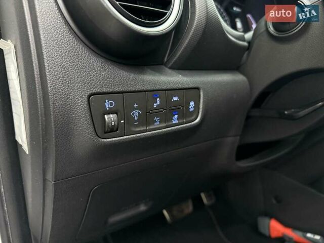 Белый Хендай Kona Electric, объемом двигателя 0 л и пробегом 92 тыс. км за 18983 $, фото 15 на Automoto.ua