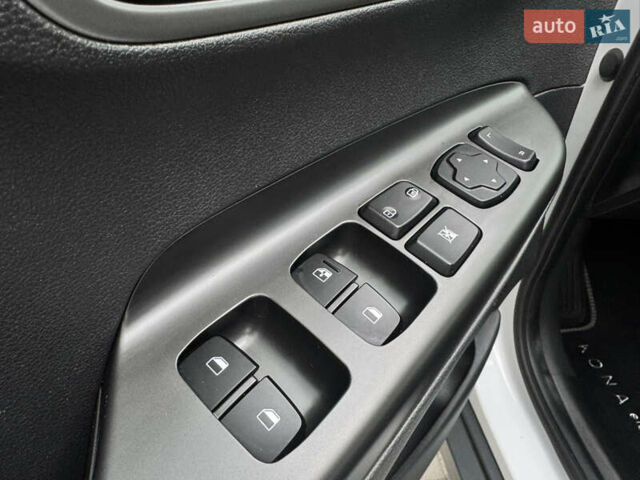 Белый Хендай Kona Electric, объемом двигателя 0 л и пробегом 58 тыс. км за 17499 $, фото 75 на Automoto.ua