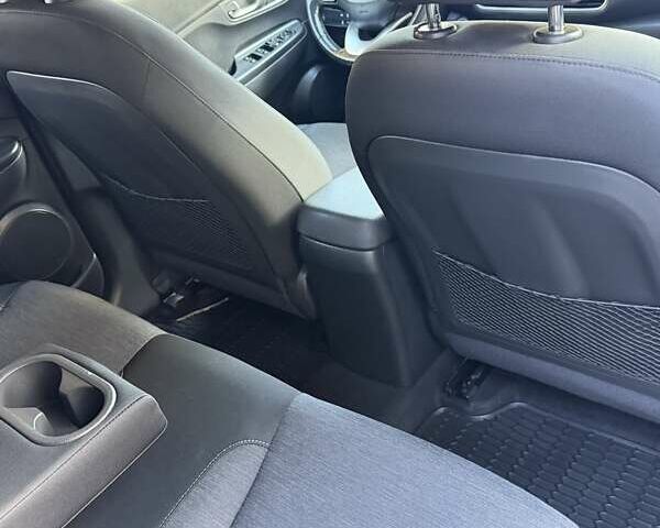 Білий Хендай Kona Electric, об'ємом двигуна 0 л та пробігом 64 тис. км за 14950 $, фото 128 на Automoto.ua