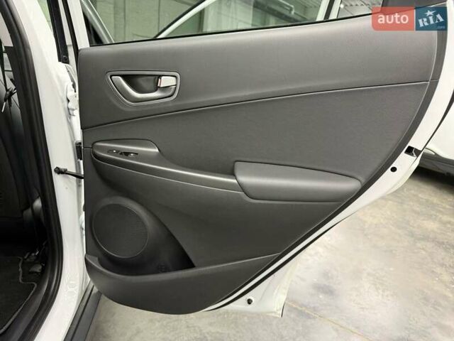 Белый Хендай Kona Electric, объемом двигателя 0 л и пробегом 92 тыс. км за 18983 $, фото 29 на Automoto.ua