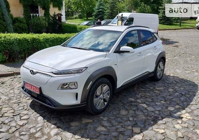 Белый Хендай Kona Electric, объемом двигателя 0 л и пробегом 20 тыс. км за 17400 $, фото 19 на Automoto.ua