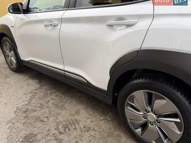 Білий Хендай Kona Electric, об'ємом двигуна 0 л та пробігом 64 тис. км за 14950 $, фото 49 на Automoto.ua