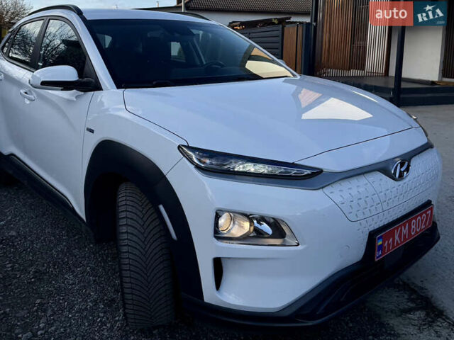 Белый Хендай Kona Electric, объемом двигателя 0 л и пробегом 95 тыс. км за 17500 $, фото 1 на Automoto.ua