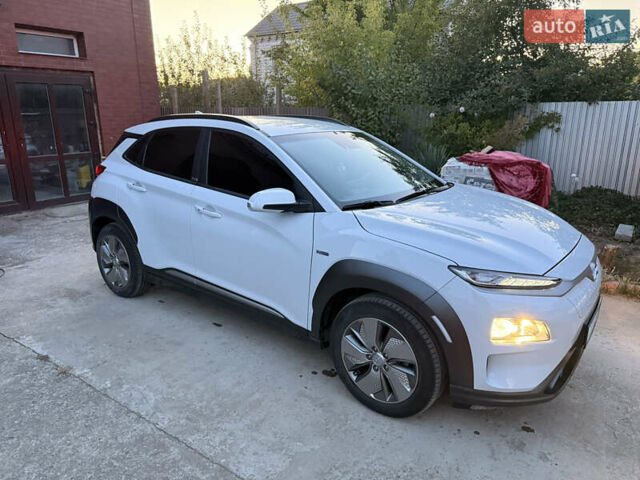 Белый Хендай Kona Electric, объемом двигателя 0 л и пробегом 47 тыс. км за 16100 $, фото 3 на Automoto.ua