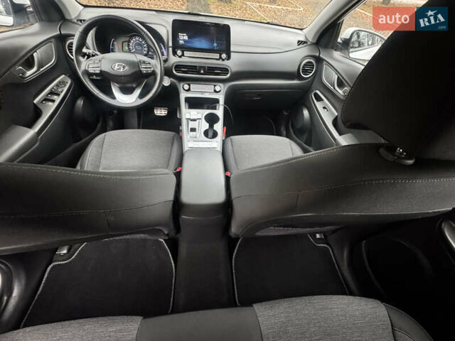 Белый Хендай Kona Electric, объемом двигателя 0 л и пробегом 59 тыс. км за 16900 $, фото 44 на Automoto.ua