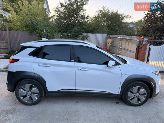 Белый Хендай Kona Electric, объемом двигателя 0 л и пробегом 47 тыс. км за 16100 $, фото 4 на Automoto.ua