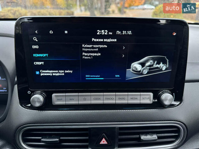 Белый Хендай Kona Electric, объемом двигателя 0 л и пробегом 58 тыс. км за 17499 $, фото 99 на Automoto.ua