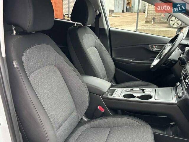 Білий Хендай Kona Electric, об'ємом двигуна 0 л та пробігом 102 тис. км за 15700 $, фото 25 на Automoto.ua