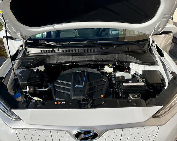 Белый Хендай Kona Electric, объемом двигателя 0 л и пробегом 115 тыс. км за 16900 $, фото 56 на Automoto.ua