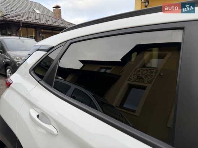 Білий Хендай Kona Electric, об'ємом двигуна 0 л та пробігом 64 тис. км за 14950 $, фото 33 на Automoto.ua